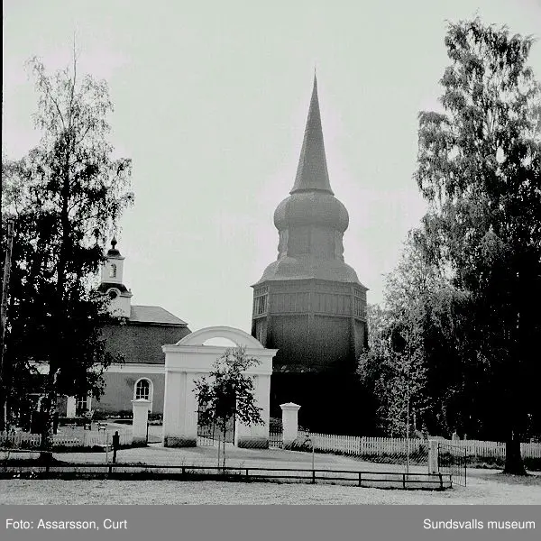 Kyrkan och klockstapeln i Borgsjö.