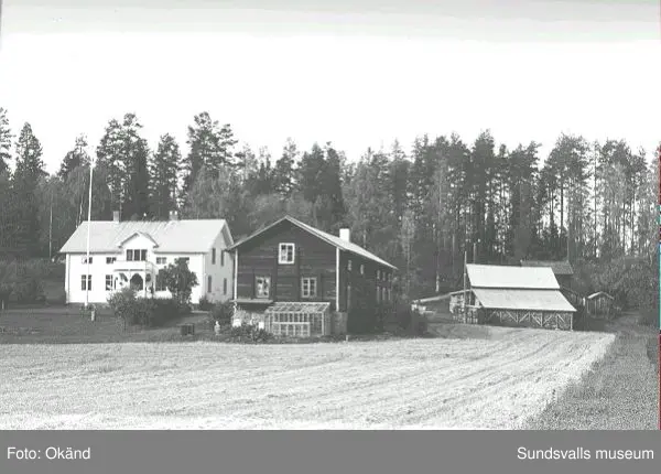 Byggnader, uthus, värdshus landskap. Torp, Fränsta.

Bild 17 Fränsta centrum, gamla apotekshuset, Konsum, gamla bankhuset, gamla posthuset.