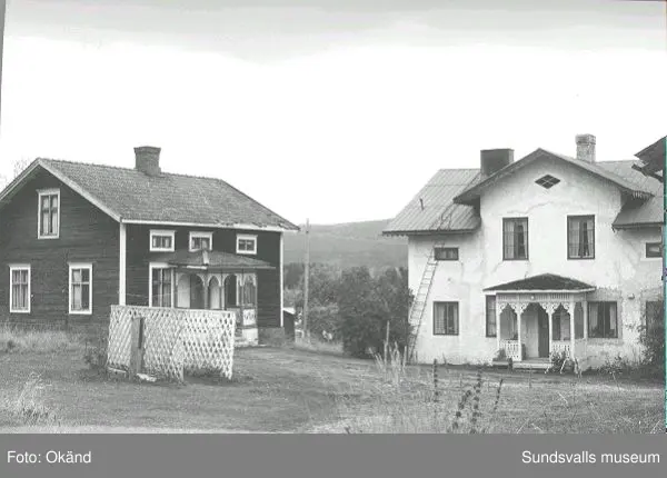 Byggnader, uthus, värdshus landskap. Torp, Fränsta.

Bild 17 Fränsta centrum, gamla apotekshuset, Konsum, gamla bankhuset, gamla posthuset.