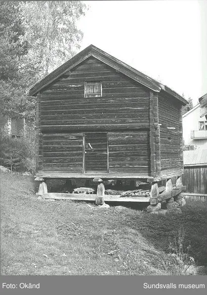 Byggnader, uthus, värdshus landskap. Torp, Fränsta.

Bild 17 Fränsta centrum, gamla apotekshuset, Konsum, gamla bankhuset, gamla posthuset.