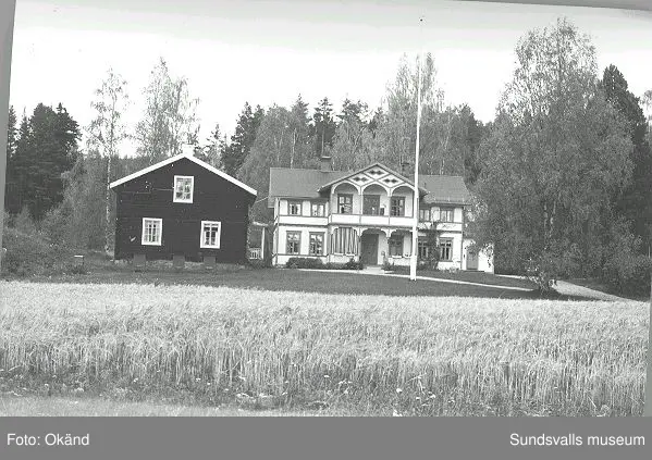 Byggnader, uthus, värdshus landskap. Torp, Fränsta.

Bild 17 Fränsta centrum, gamla apotekshuset, Konsum, gamla bankhuset, gamla posthuset.