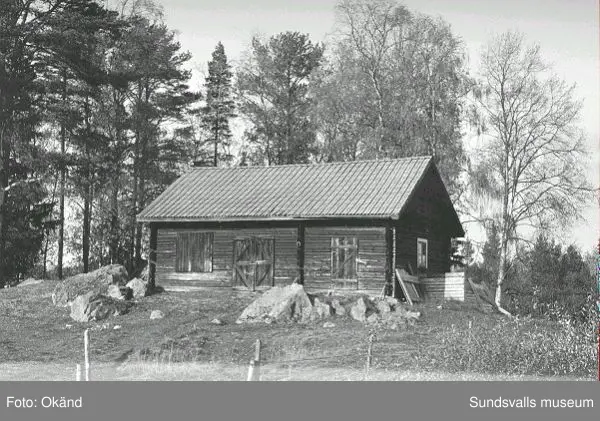 Byggnader, uthus, värdshus landskap. Torp, Fränsta.

Bild 17 Fränsta centrum, gamla apotekshuset, Konsum, gamla bankhuset, gamla posthuset.