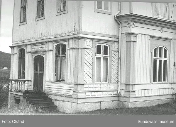 Byggnader, uthus, värdshus landskap. Torp, Fränsta.

Bild 17 Fränsta centrum, gamla apotekshuset, Konsum, gamla bankhuset, gamla posthuset.