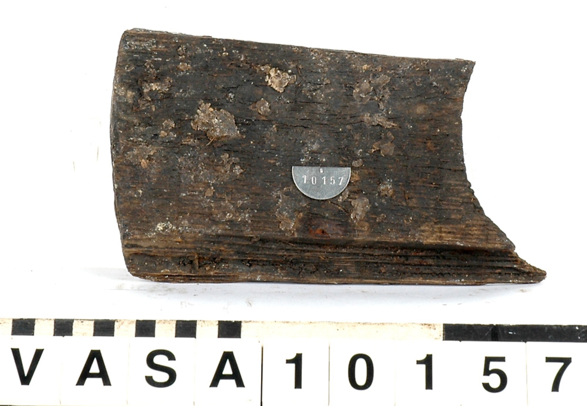 Del av skiva till lavetthjul. 30 mm bred fasad kant på ena sidan. 1 st. spikhål.

För mer information se Dokumentationsblankett under Referenser – Länkade filer.