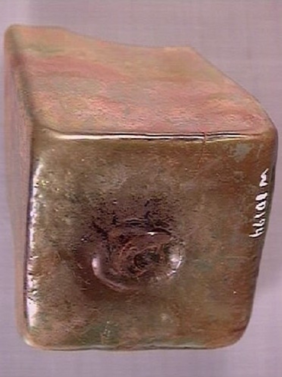 Botten samt fyra skärvor från fyrsidig flaska med stucken botten. På bottnens undersida finns ett puntelmärke. Glaset är grönfärgat och har en iriserande beläggning.

No damage. All pieces are a light green color and are from a case bottle.
10194a: has worn spot
10194c: Consists of two artifact numbers that have been glued together. Artifact has moderate scaling.