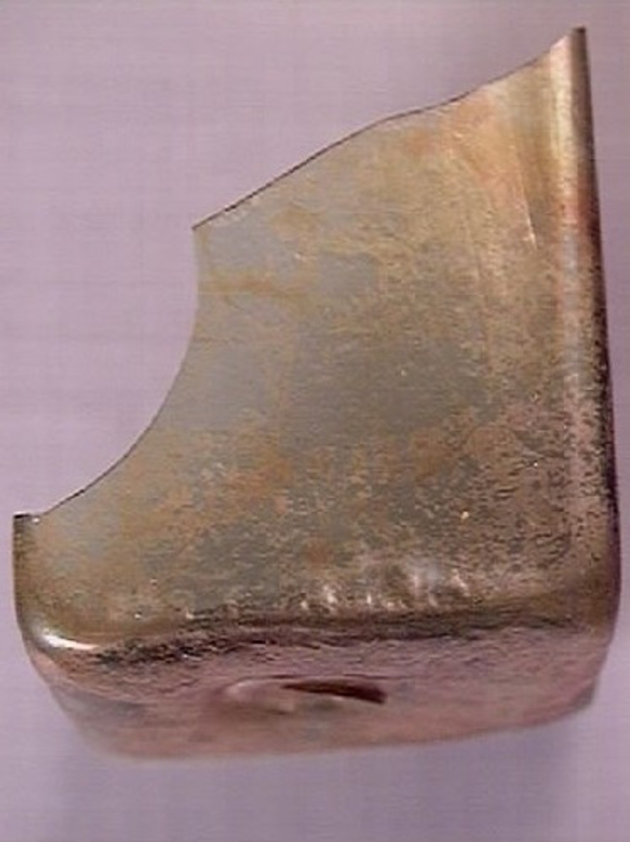 Botten samt fyra skärvor från fyrsidig flaska med stucken botten. På bottnens undersida finns ett puntelmärke. Glaset är grönfärgat och har en iriserande beläggning.

No damage. All pieces are a light green color and are from a case bottle.
10194a: has worn spot
10194c: Consists of two artifact numbers that have been glued together. Artifact has moderate scaling.