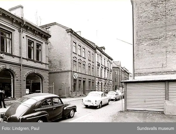 KFUM:s Fastighetsförening. Rådhusgatan 9. Enligt stadsplan 1968 är fastigheten reserverad för bilparkering.