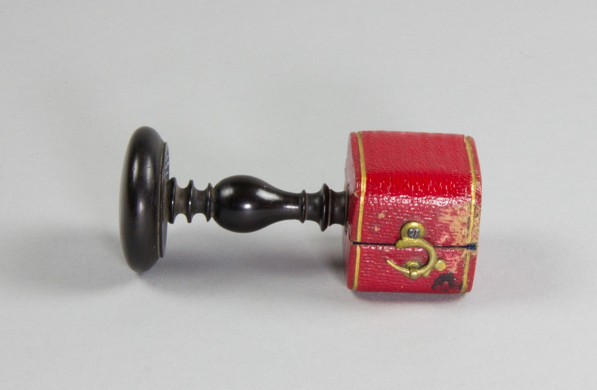Sigillstamp med tillhörande etui.