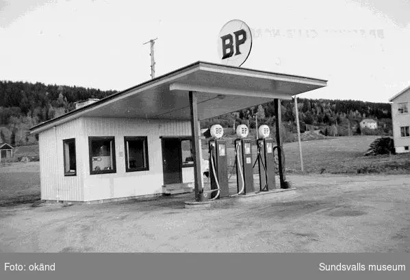 BP:s bensinstation i Vattjom, Tuna. Föreståndarna hette i tur och ordning Eugen Blomqvist (1949-1965), sonen Lennart och Maria Blomqvist, senare deras son Marcus och dotter Rose-Marie Blomqvist.