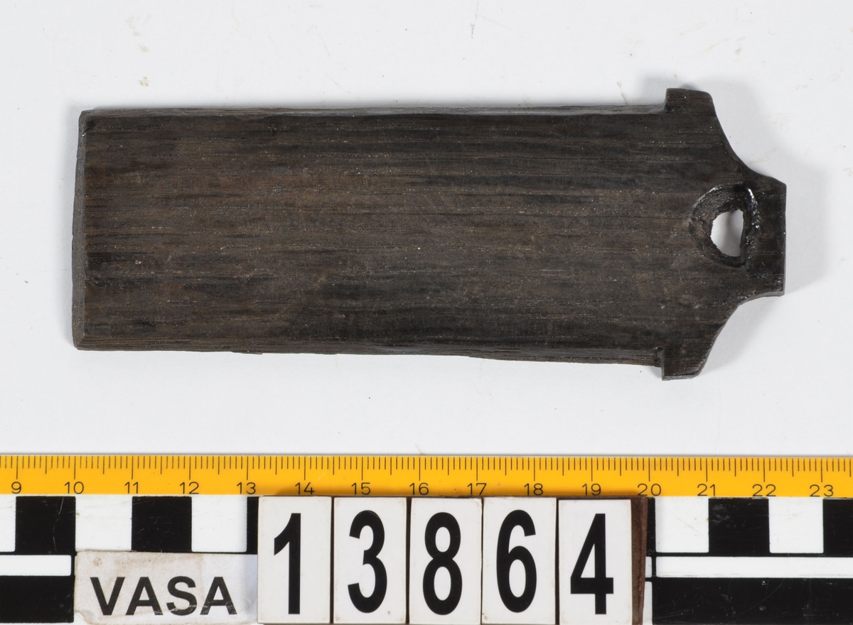 Ett litet träskrin med skjutlock.
Skrinets gavlar och långsidor är sinkade. Bottnen sitter infälld i gavlarna och är fästad med trästift vid långsidorna. Skrinet är försett med tre, löstagbara mellanväggar. På insidan av skrinet finns spår för mellanväggarna och för locket. Lockets ena ände är profilerad och har en liten halvcirkelformad urholkning som fungerar som tumgrepp. Den profilerade änden skjuter ut en bit utanför skrinet, då locket är stängt.
Två av skrinets mellanväggar samt en av långsidorna är rekonstruerade. Längs med skrinets ena långsidan löper en spricka. Skrinet är i gott skick.