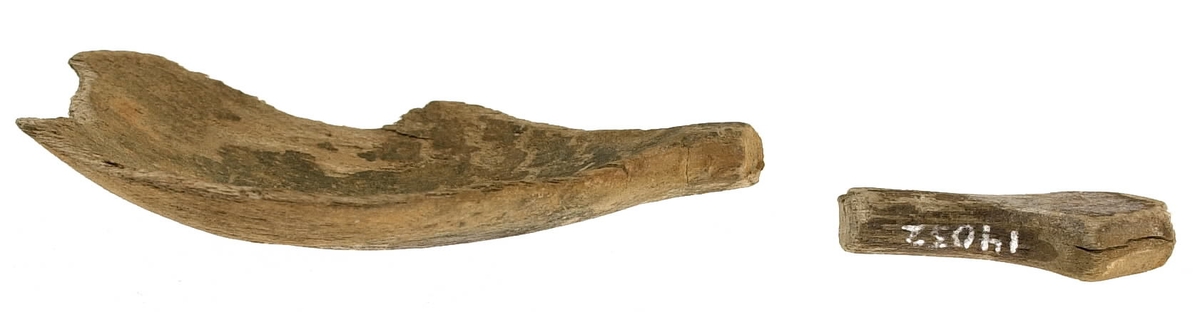 Fyra delar av en träsked. De två större delarna utgör skedskaftet samt större del av skedbladet med ett mindre parti av skaftet. De övriga två delarna utgör fragment av skedblad.

Insidan av skedbladet är dekorerad med ett ristat/glödritat vågmönster. Skedskaftet är kort och rakt, med profilerad skaftände. Längst ut på skaftänden syns en brottyta. Troligtvis har skaftet avlutats i en ändknopp. Skeden har gul-röda utfällningar samt rödbruna färgspår.

Skeddelarna är mycket ömtåliga, med sprickor.

För mer information se Dokumentationsblankett under Referenser – Länkade filer.