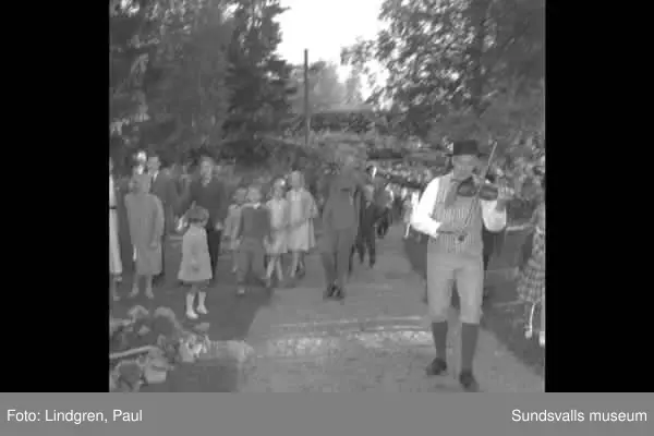 Midsommarfest på Granli. På bilden med fokdansarna (bild 3) syns lekledaren Carola Persson längst till vänster.