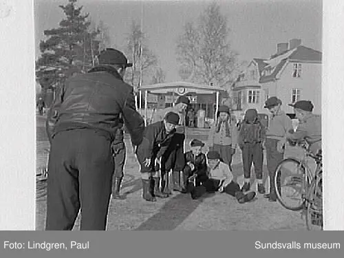Rännö by, Matfors. Män arbetar med sten, pojkar spelar kula, fabrikbyggnad, hus exteriör.