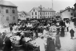 Torghandel på Gamla torget omkring 1910. Byggnaden i mitten 