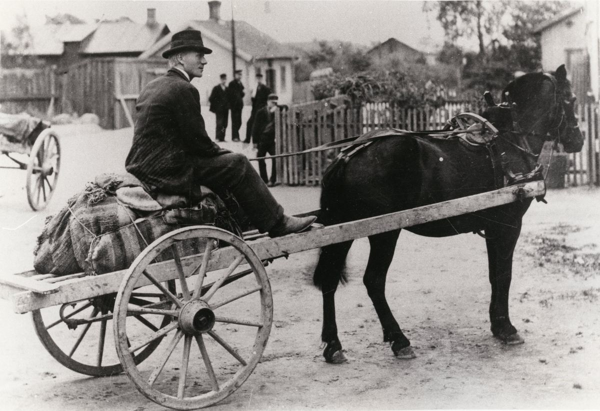 Martin Andersson är på väg hem till Långö, Ranered på 1880-talet. Han var jordbrukare, men tillverkade och sålde också möbler. Fotot har förmodligen tagits i Forsåker, Mölndalsbro.