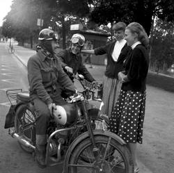 "Skinnknuttar" på sina motorcyklar vid Storgatan västerut.
