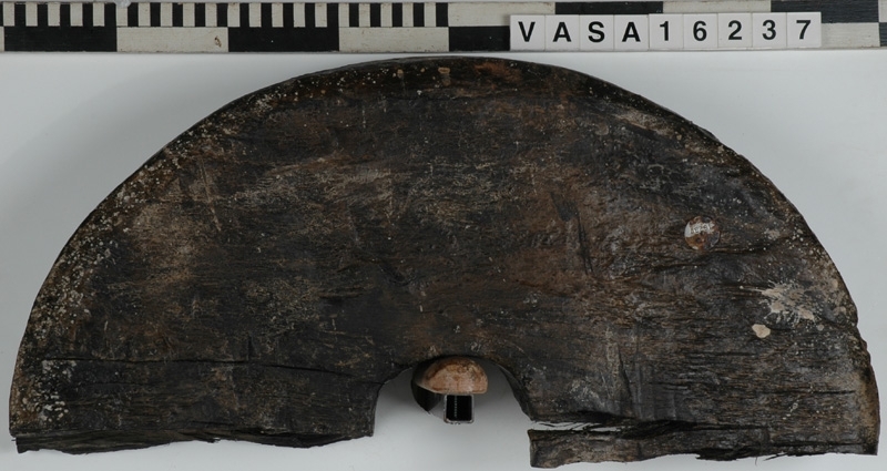 Hjul, främre (höger).

Ena sidan av hjulet har en 30 mm fasad kant.

Hjul 16237 bestod av två delar. Vid inventeringen 2006 fick den omärkta delen ett eget nr: 28705.

Fyndnummer 16232 utgör huvudnummer för lavetten.

Text i fyndliggaren:

Nr 16232-16242 utgör lavetten vid kanonport 22.

För mer information se Dokumentationsblankett under Referenser – Länkade filer.