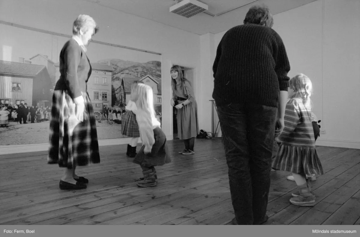Familjesöndag på Mölndals museum den 20 november 1988 (efter 2011-01-01 Mölndals stadsmuseum). Gatuadressen ändrades 1997 till Norra Forsåkersgatan 19. 
Sång och danslekar med Linda Olsbjörk. Dramatisering av fattigauktion med Susanne Brånålt. Dockteater av Skånhällaskolan.
