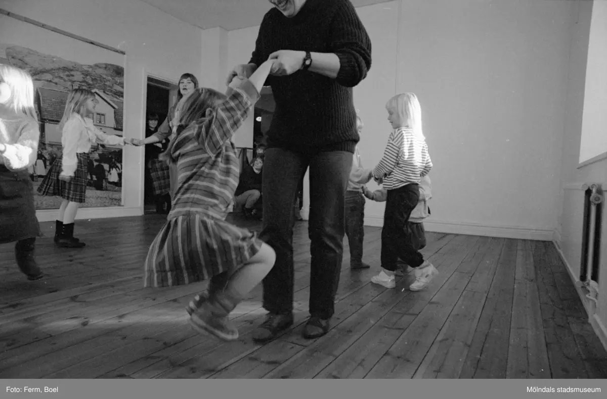 Familjesöndag på Mölndals museum den 20 november 1988 (efter 2011-01-01 Mölndals stadsmuseum). Gatuadressen ändrades 1997 till Norra Forsåkersgatan 19. 
Sång och danslekar med Linda Olsbjörk. Dramatisering av fattigauktion med Susanne Brånålt. Dockteater av Skånhällaskolan.