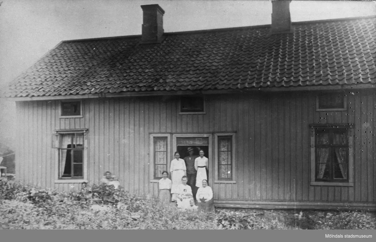 Familjen Hansson utanför deras hem "Glädjen" i Mölndals Kvarnby år 1917.