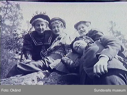 Grupporträtt. Blandat, män och kvinnor i olika ute och innemiljöer.