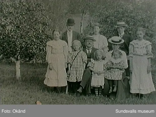 Grupporträtt. Blandat, män och kvinnor i olika ute och innemiljöer.