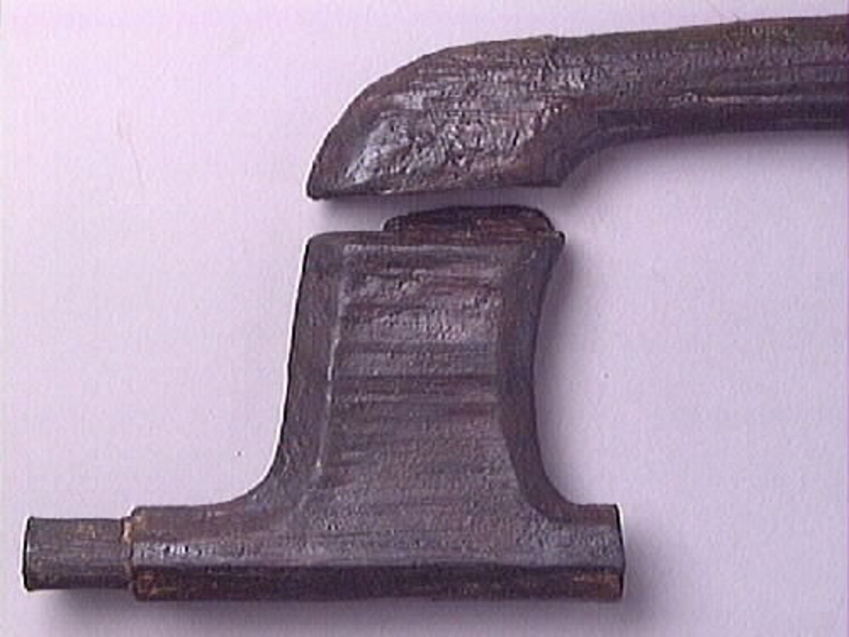 Ett skaft till en borr, sk borrsväng. Skaftet har fasade ytterkanter. Skaftet, som tidigare varit avbrutet, har fogats samman av konserveringsenheten 1996.

Skaftet är välbevarat. På skaftets yta syns blå utfällningar.

För mer information se Dokumentationsblankett under Referenser – Länkade filer.


Text in English: The handle of a brace.

Cranked wooden handle with bevelled sides. Previously broken, repaired by the Conservation Laboratory in 1996.

Well preserved. Blue precipitations on surface.

For more information see the Documentation form under References – Linked files.