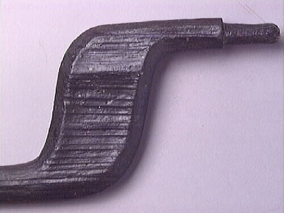 Ett skaft till en borr, sk borrsväng. Skaftet har fasade ytterkanter. Skaftet, som tidigare varit avbrutet, har fogats samman av konserveringsenheten 1996.

Skaftet är välbevarat. På skaftets yta syns blå utfällningar.

För mer information se Dokumentationsblankett under Referenser – Länkade filer.


Text in English: The handle of a brace.

Cranked wooden handle with bevelled sides. Previously broken, repaired by the Conservation Laboratory in 1996.

Well preserved. Blue precipitations on surface.

For more information see the Documentation form under References – Linked files.