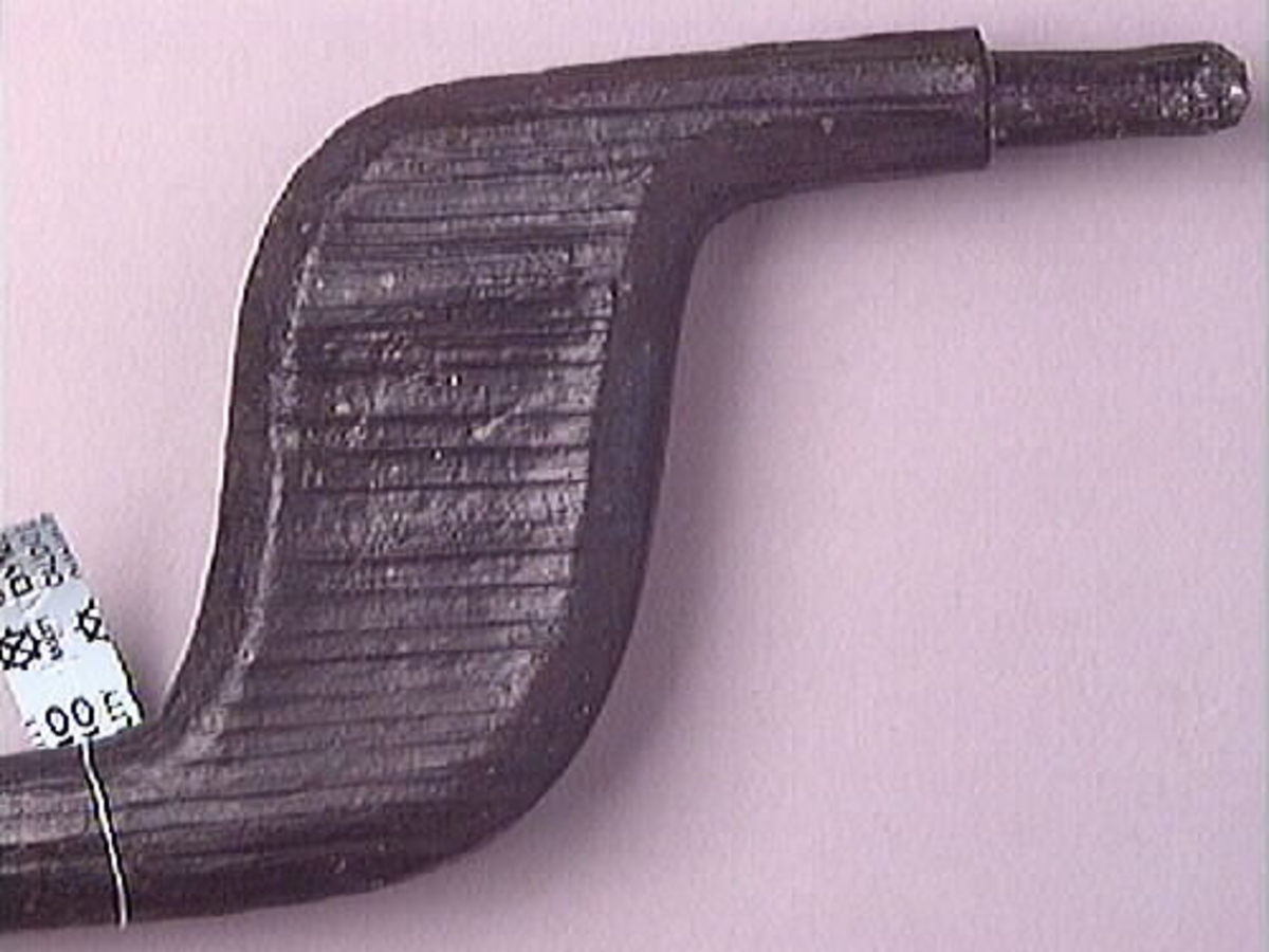 Ett skaft till en borr, sk borrsväng. Skaftet har fasade ytterkanter. Skaftet, som tidigare varit avbrutet, har fogats samman av konserveringsenheten 1996.

Skaftet är välbevarat. På skaftets yta syns blå utfällningar.

För mer information se Dokumentationsblankett under Referenser – Länkade filer.


Text in English: The handle of a brace.

Cranked wooden handle with bevelled sides. Previously broken, repaired by the Conservation Laboratory in 1996.

Well preserved. Blue precipitations on surface.

For more information see the Documentation form under References – Linked files.