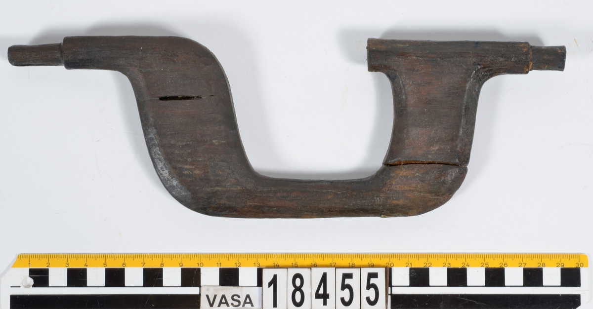 Ett skaft till en borr, sk borrsväng. Skaftet har fasade ytterkanter. Skaftet, som tidigare varit avbrutet, har fogats samman av konserveringsenheten 1996.

Skaftet är välbevarat. På skaftets yta syns blå utfällningar.

För mer information se Dokumentationsblankett under Referenser – Länkade filer.


Text in English: The handle of a brace.

Cranked wooden handle with bevelled sides. Previously broken, repaired by the Conservation Laboratory in 1996.

Well preserved. Blue precipitations on surface.

For more information see the Documentation form under References – Linked files.
