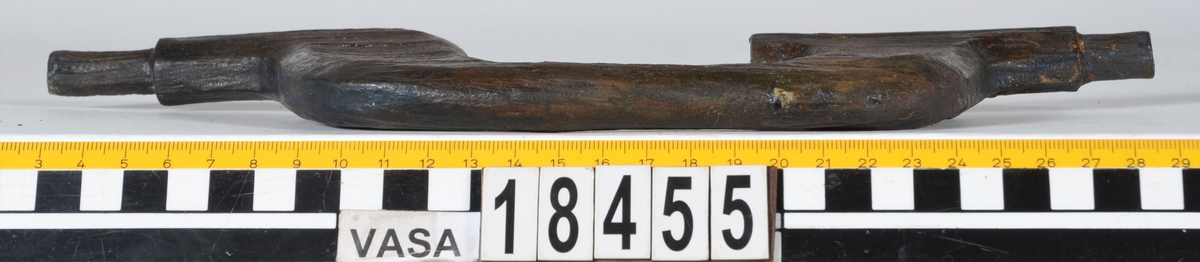 Ett skaft till en borr, sk borrsväng. Skaftet har fasade ytterkanter. Skaftet, som tidigare varit avbrutet, har fogats samman av konserveringsenheten 1996.

Skaftet är välbevarat. På skaftets yta syns blå utfällningar.

För mer information se Dokumentationsblankett under Referenser – Länkade filer.


Text in English: The handle of a brace.

Cranked wooden handle with bevelled sides. Previously broken, repaired by the Conservation Laboratory in 1996.

Well preserved. Blue precipitations on surface.

For more information see the Documentation form under References – Linked files.