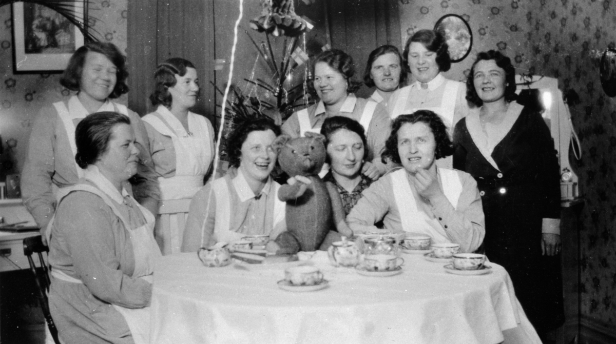 Julkalas med personal i Pojkarnas arbetshem. Anna Larsson (f. Hasselberg) sitter i mitten till höger. Längst till höger står Karin Hasselberg som är Anna Larssons syster i nedre raden. Till vänster sitter Anna Lindström.