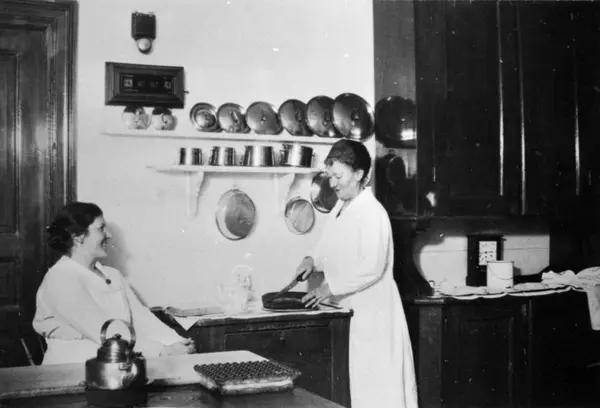 Husmor fru Jönsson med kokerskan Ida Talinsson (från Hultet 