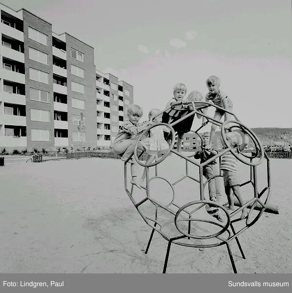 Stadsdelen Nacksta med hyreslägenheter i flerbostadshus, skivhus och lamellhus, uppförda av AB Sundsvallsbyggen, 1967 - 1971.