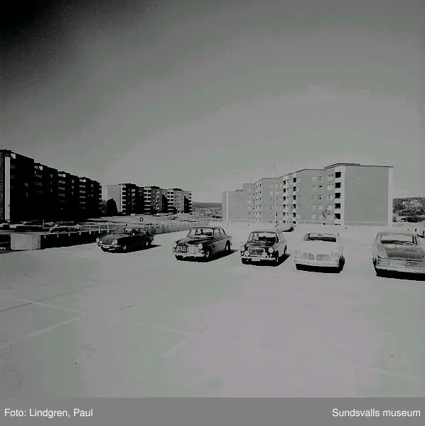 Stadsdelen Nacksta med hyreslägenheter i flerbostadshus, skivhus och lamellhus, uppförda av AB Sundsvallsbyggen, 1967 - 1971.