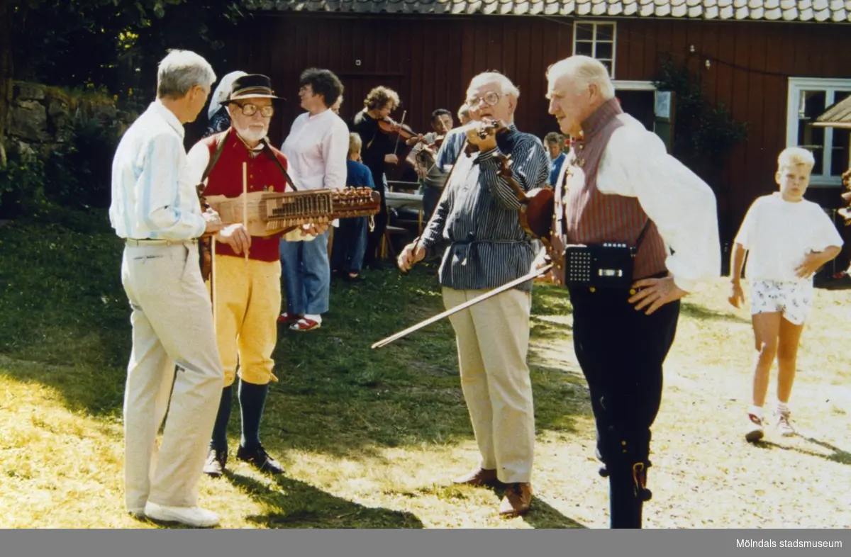 Spelemän bl.a Ivar Andersson och Henry Bensson på fiol. Plats och årtal okänt.