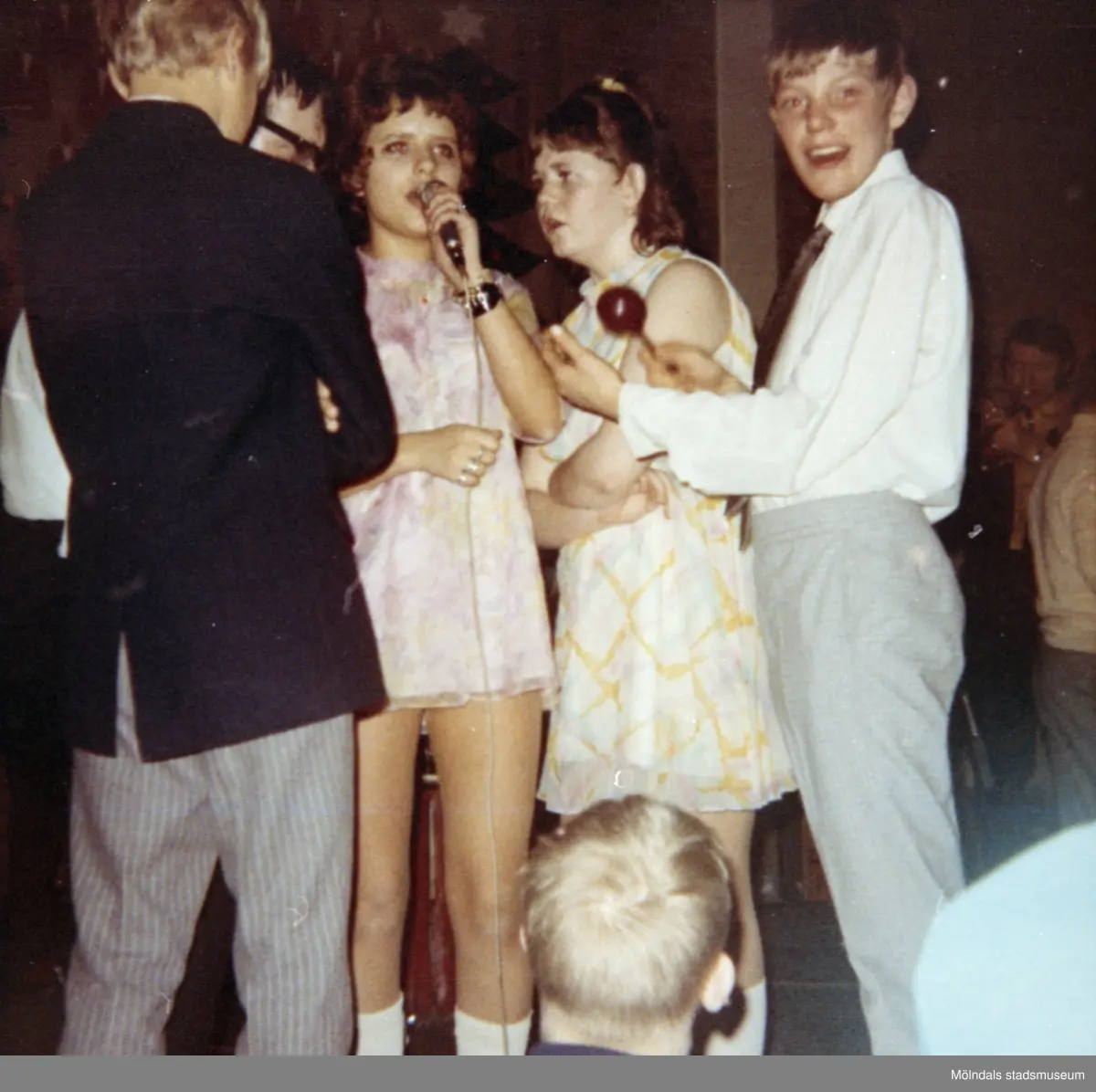 Elever vid Streteredshemmet, som uppträder och sjunger. 1970-tal.
