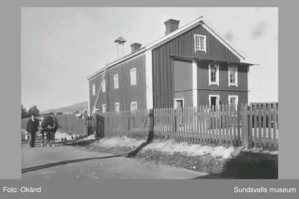 En svit bilder med koppling till Skönsmon. "Kronohäktet", spårvagnar, bebyggelse ev "nödbostäder".