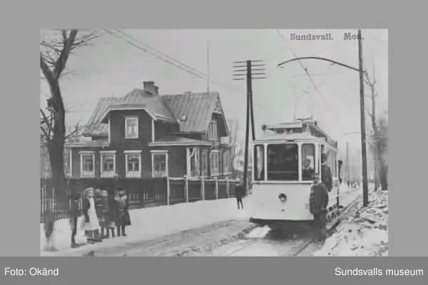 En svit bilder med koppling till Skönsmon. "Kronohäktet", spårvagnar, bebyggelse ev "nödbostäder".