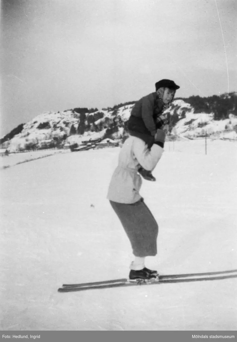 Bosgårdens barnträdgård 1938-1945. "Egon har det bra i kölden".
Ingrid Hedlund åker skidor med ett barn på axlarna.