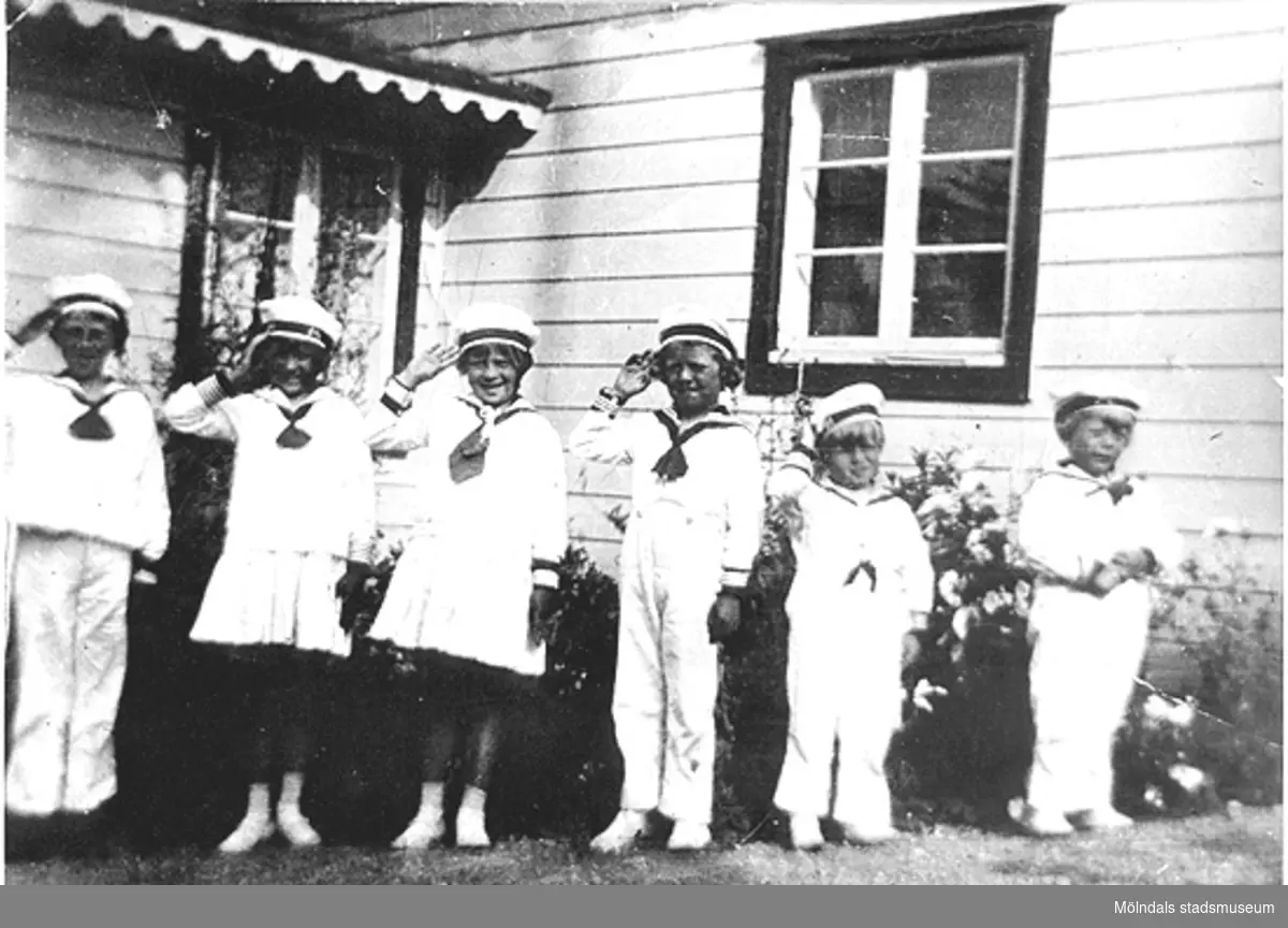 Karl och Ester Alberts sex barn som står uppställda på rad, klädda i sjömanskostymer. Från vänster: Karl-Erik, Gunnel, Ingvor, Bengt, Stig och Claes (saknas gör Olle f.1920 och Bo f. 1925). Tulebo i Kållered, 1920-tal.