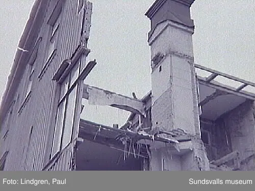 Bergsgatan 35. Rivningsbilder från bostadshus uppfört på 1900-talets början av A. F. Widerström, tillskärare och konfektionär hos Frans Pettersson AB.