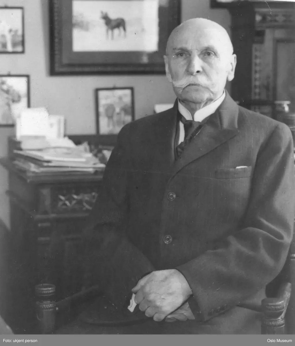 interiør, stue, portrett, mann, forretningsmann, skiløper, skifabrikant, sittende knefigur