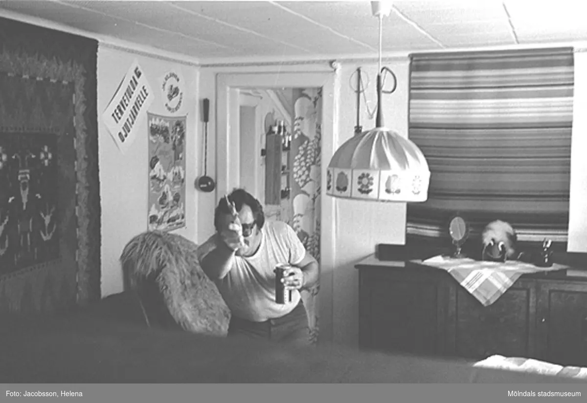 Interiörbild i "Travans" bostadshus på Roten M 37 i Mölndals Kvarnby, 1972.