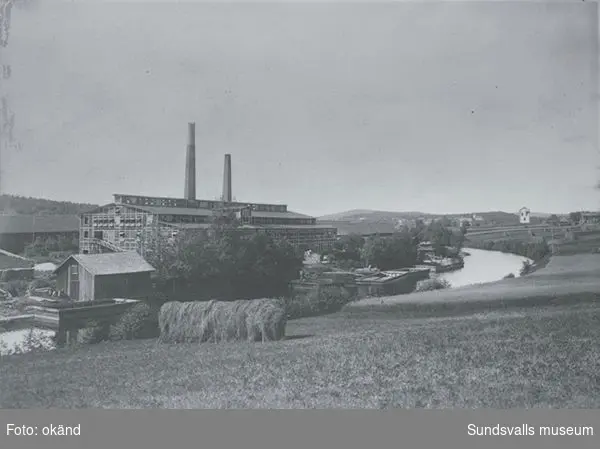 Till vänster AB Erik Laurents Ångtegelbruk (Högoms tegelbruk på 1930-talet) och till vänster i bakgrunden  Skönviks transformatorstation.