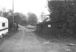 Ladugård vid Toltorpsgatan mitt emot kiosk.  Bilden är tagen