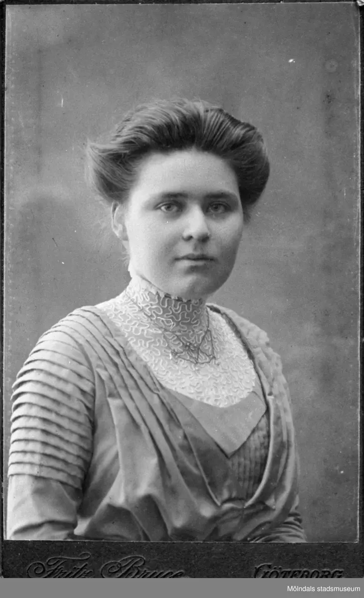 Valdeborg Johansson (1891-1970) arbetade som lärare.
 Porträttfoto taget i ateljé i Göteborg 1910.  Ur Valdeborg Johanssons fotoalbum.