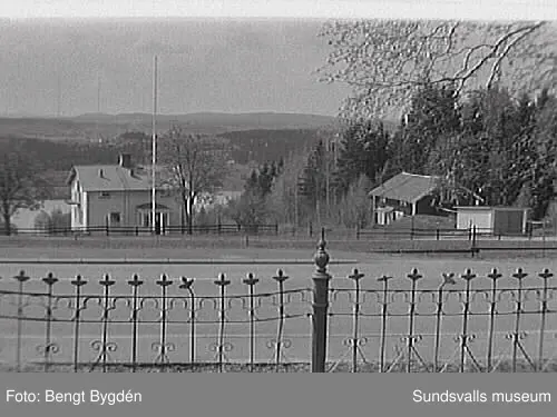 Nya och gamla kyrkan på Alnö, kyrkskolan, hembygdsgården samt intilliggande bebyggelse.
