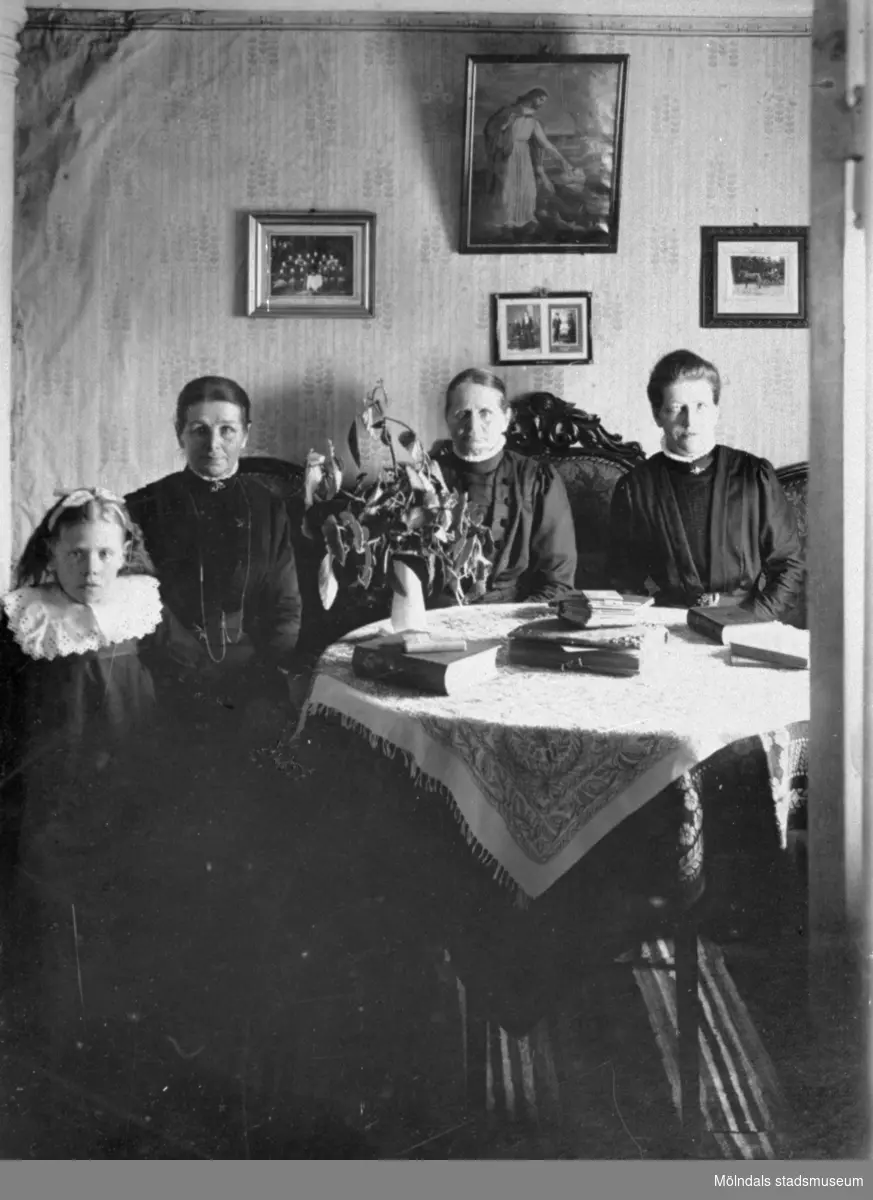 Från vänster ses fosterbarnet Märta Persson, systrarna Josefina och Maria Eriksson samt deras piga Anna Carlsson i Olas stuga 1900-tal.