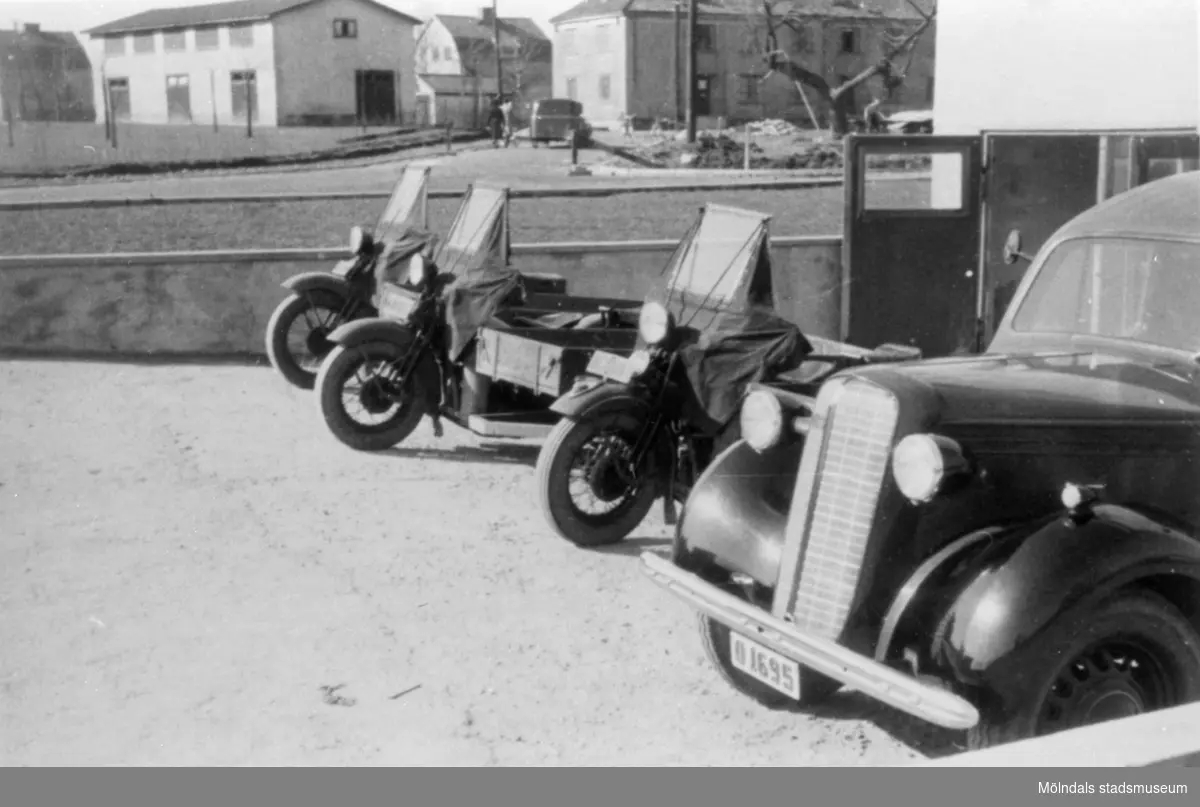 Mölndals Bud-transport. Tre stycken MC (Harley Davidson) med sidovagn/flak och en bil.